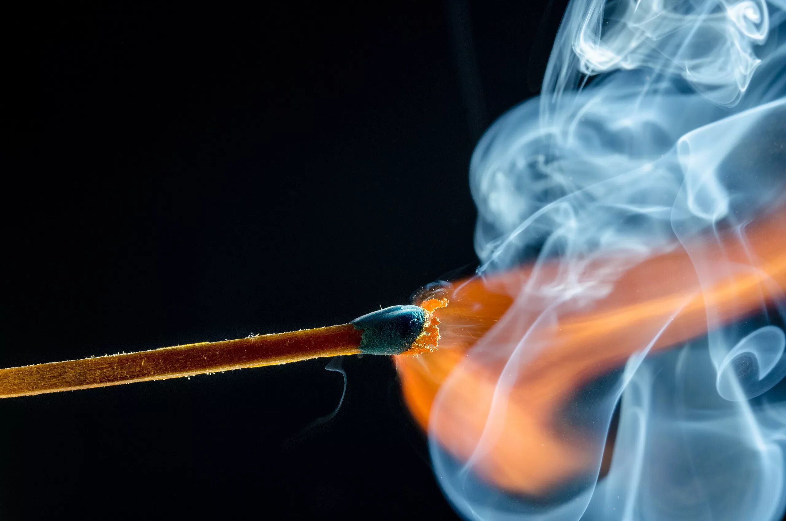 огненная струя. дымчатый огонь. по струе дыма пламя что происходит. потухающий огонь. тлеющая спичка.