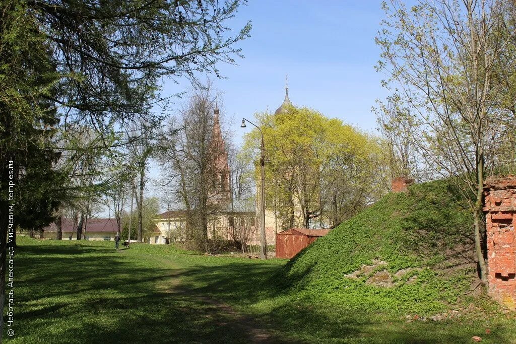 Мещерский парк церковь. Храм в мещерском парке. Храм в мещерском парке. Мещерское покровская церковь. Храм в мещерском парке.