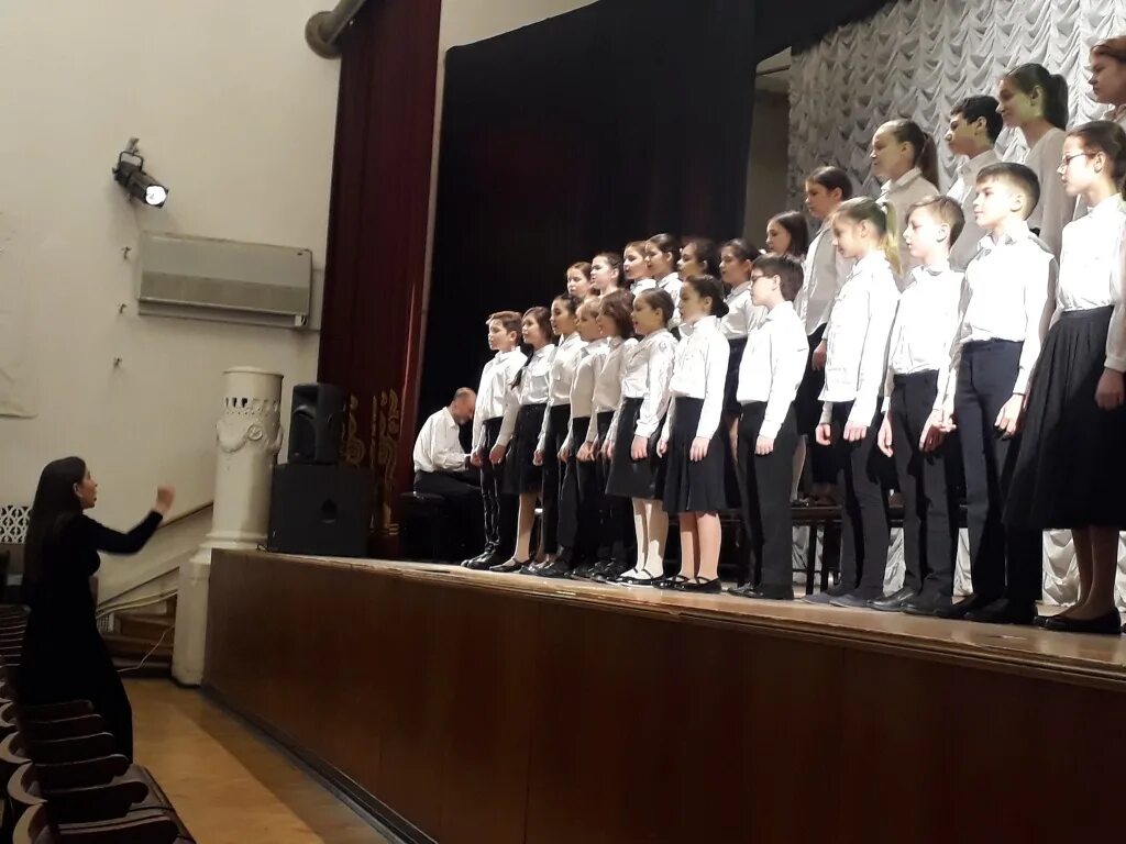 Концерт школьников. Школа искусств восход бутово. Школьные концерты фото. Школьное выступление. Выступление школьного хора.