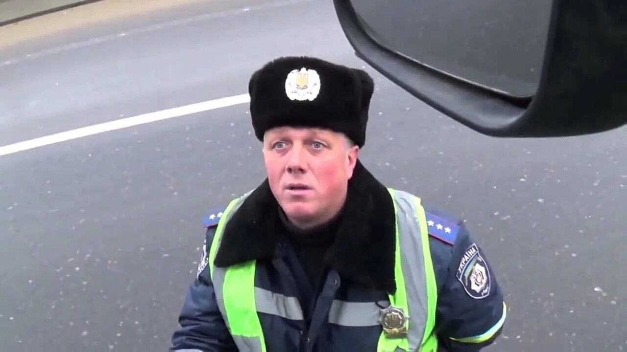 Гаишник смеется. Инспектор дпс в шоке. Полицейский улыбается. Тупой гаишник. Полицейский дпс.