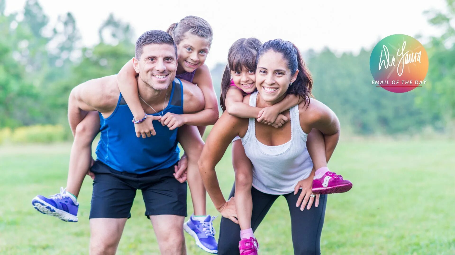 Спорт в год семьи. Спортивная семья. Сеьм язанмиается спортом. Счастливая спортивная семья. Фитнес для всей семьи.