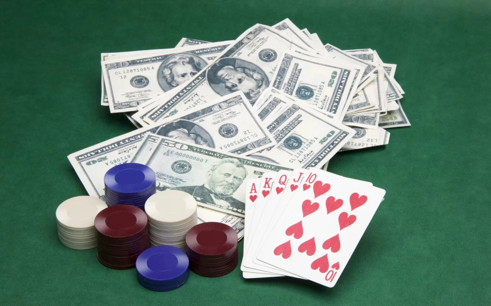 Покер на деньги. Фишки и деньги Покер. Деньги на покерном столе. Покер заработок. Покер ру на деньги
