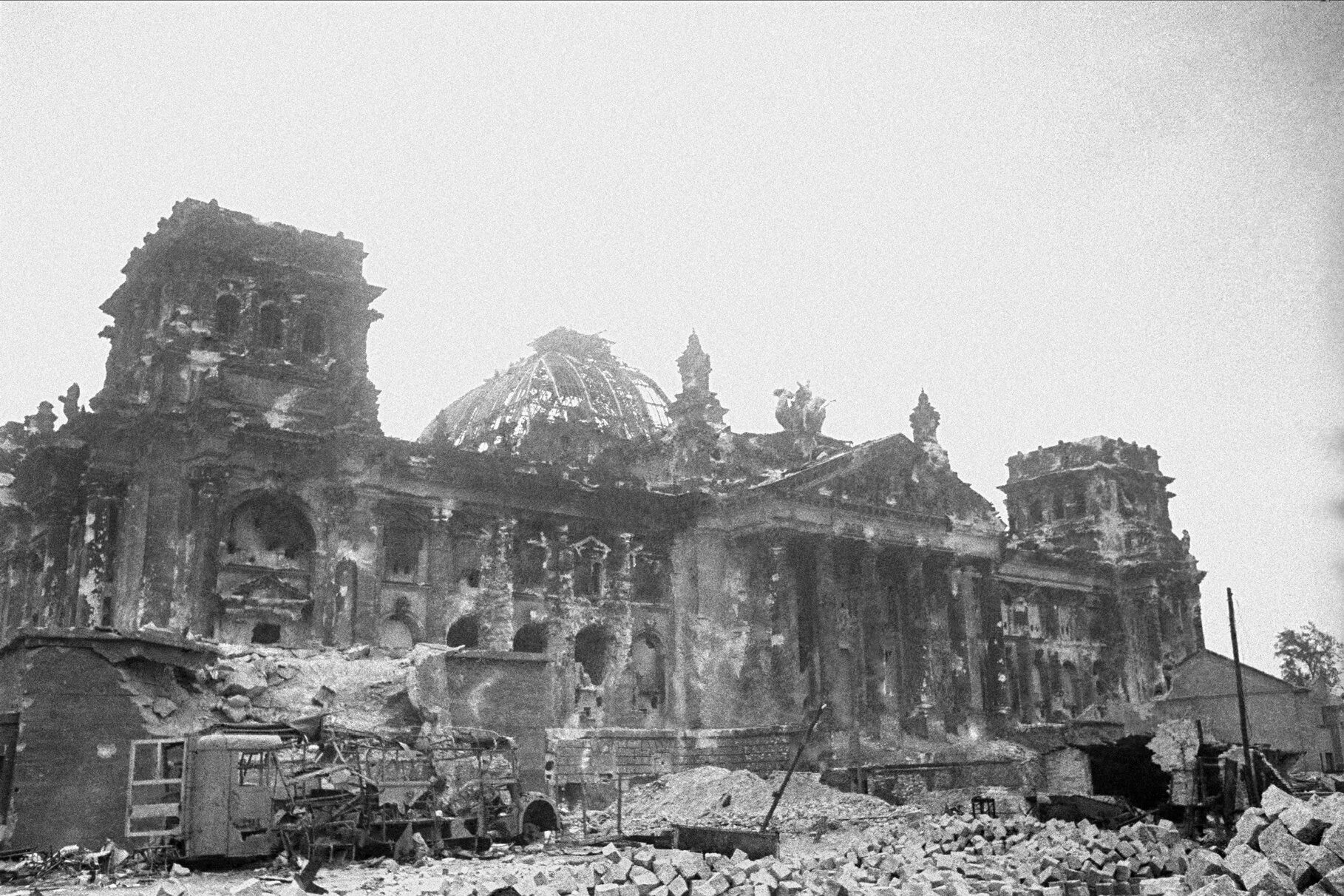 Рейхстаг в Берлине 1945. Здание Рейхстага в Берлине в 1945. Штурм Рейхстага 1945 Знамя Победы.