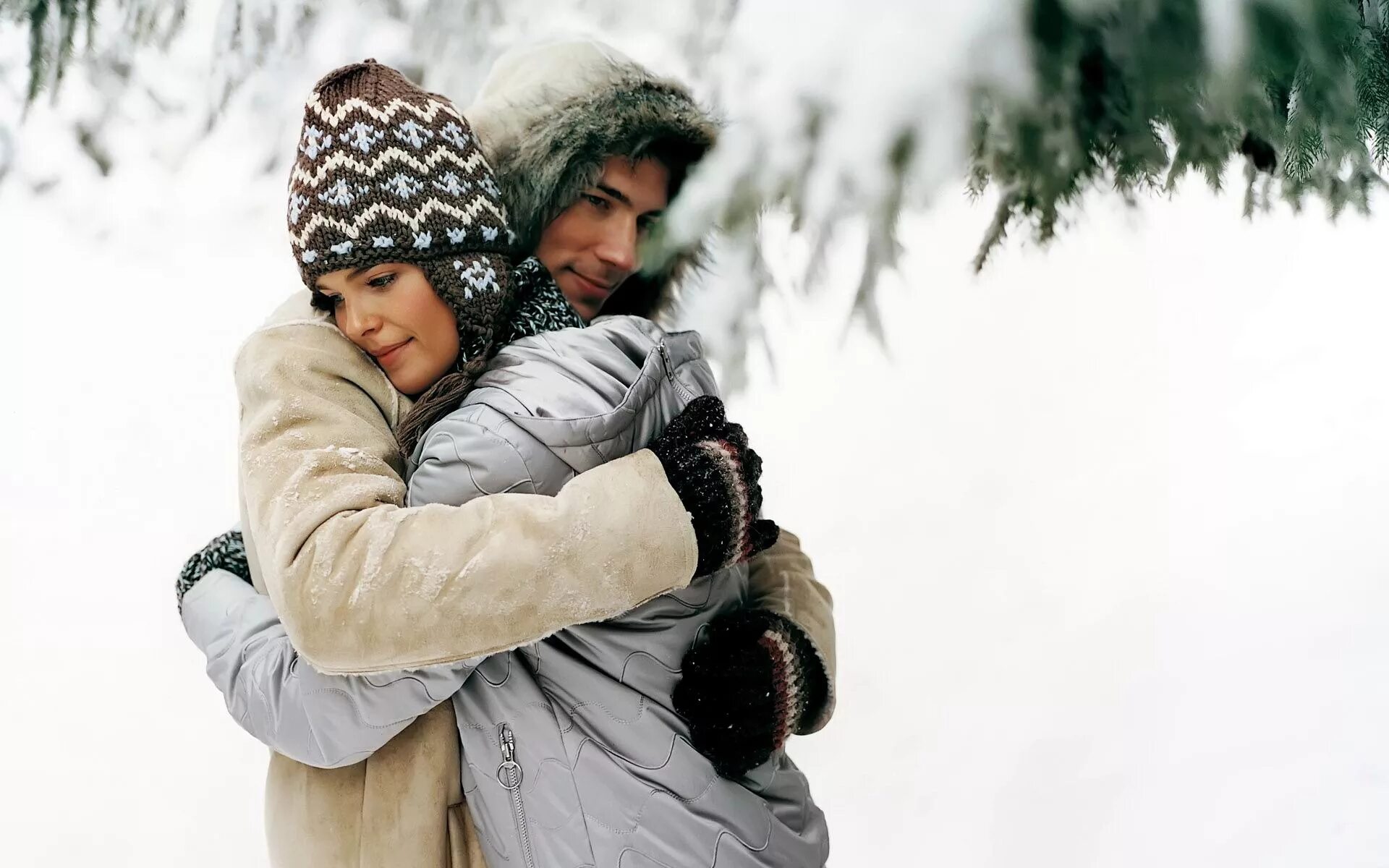 Обниму и согрею. День объятий. Влюбленные зимой. Мужчина и женщина зимой. Зимние объятия.