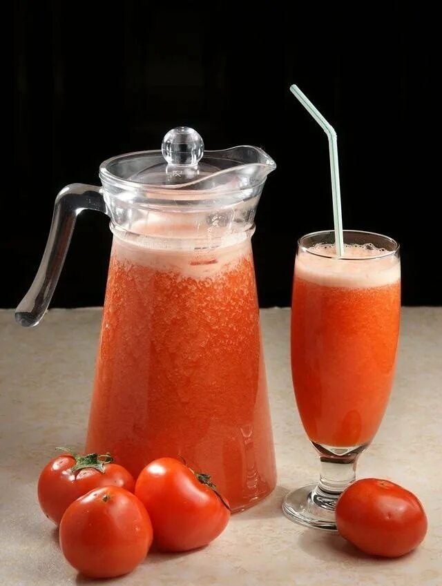 Свежевыжатые соки рецепты. Свежевыжатый сок. Томатный сок. Свежевыжатый томатный сок. Овощной сок.