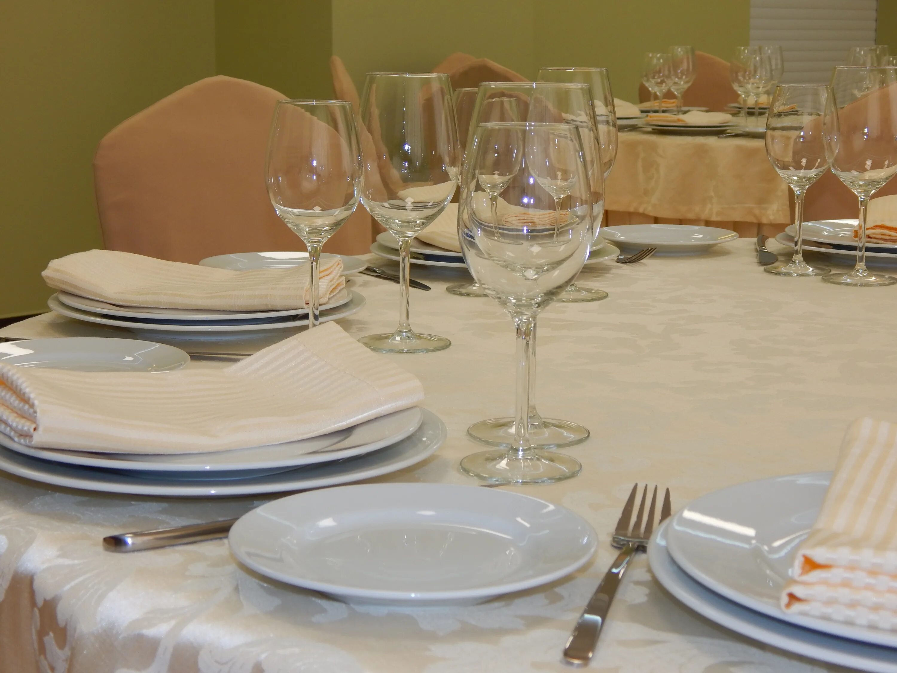 Ресторан бардин отель. Баннер для банкетного зала для банкета. Зал континенталь цмт. Бардин банкетный зал новокузнецк. Бардин ресторан новокузнецк.