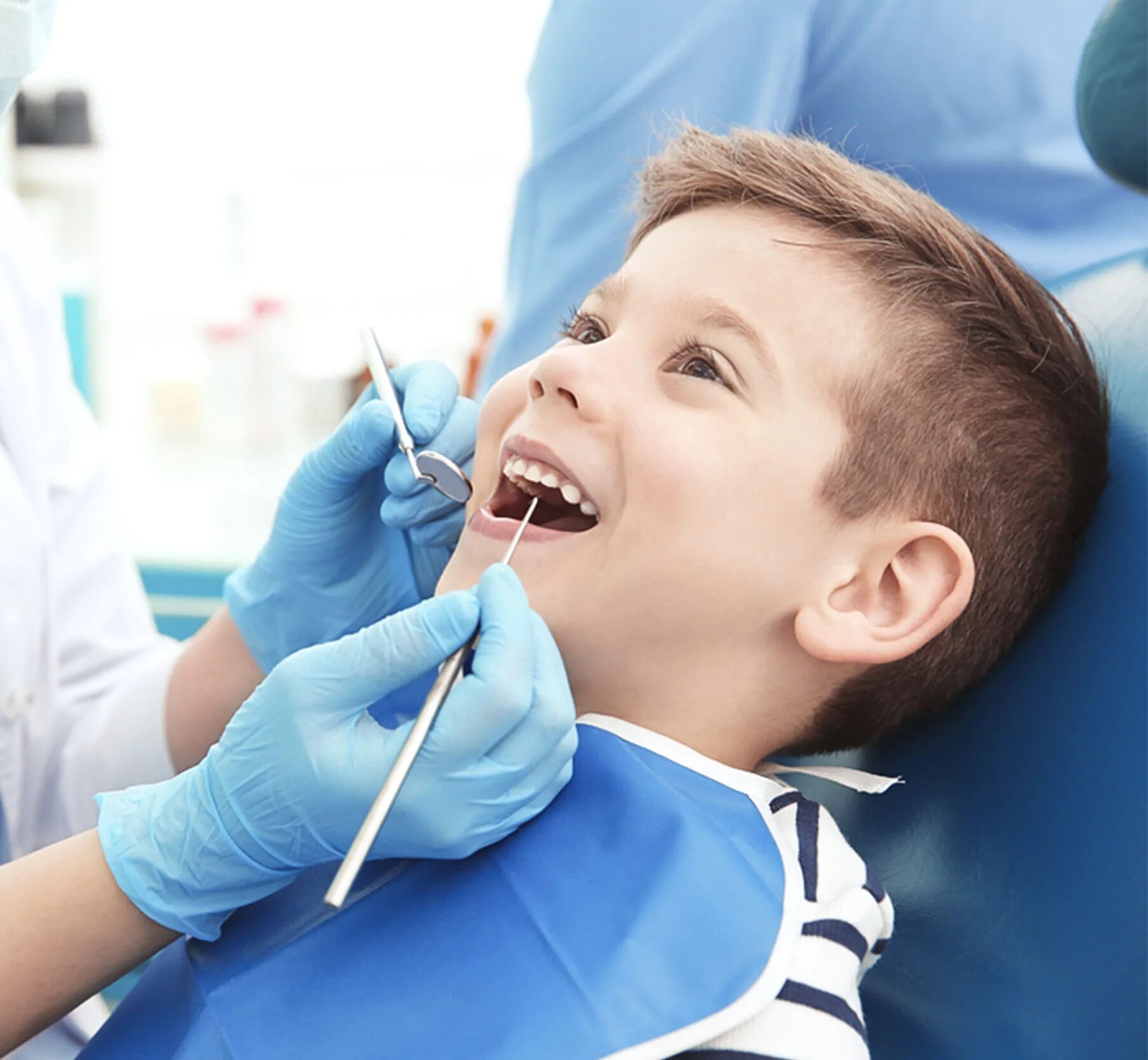Зубной сегодня. Дети у зубного. Здоровые зубы у детей. Осмотр полости рта у детей. Осмотр ребенка у стоматолога.