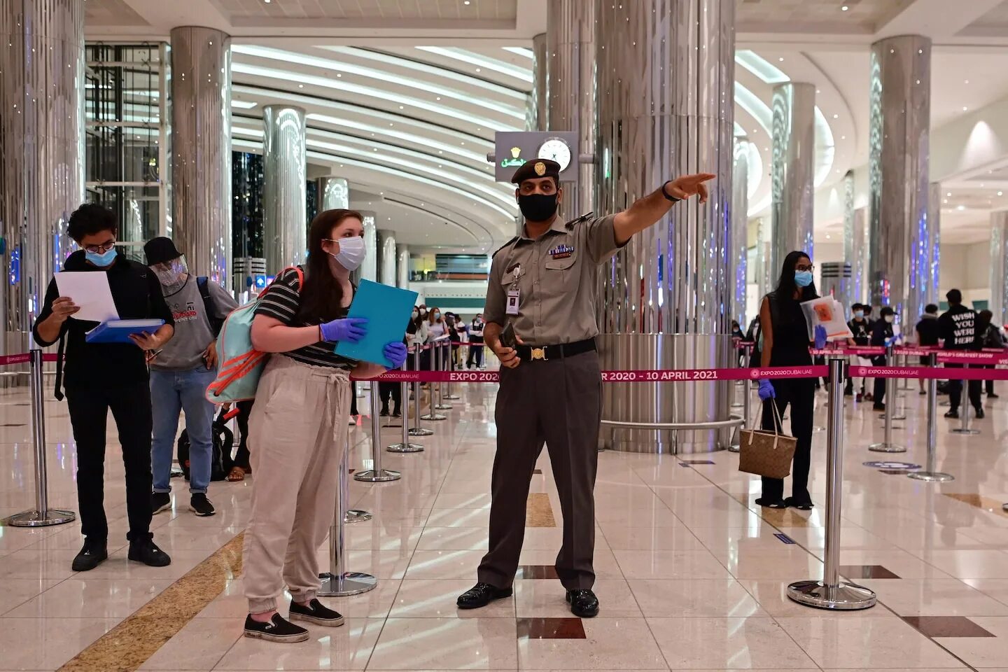 Дубай сейчас открыт. Абу-Даби Батин аэропорт. Аэропорт Дубай. Абу Даби люди. Арабские эмираты аэропорт.