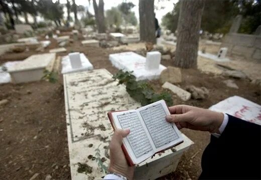 Мусульманское кладбище. Чтение Корана на кладбище. Кладбище Коранов. Какую суру читать умершим