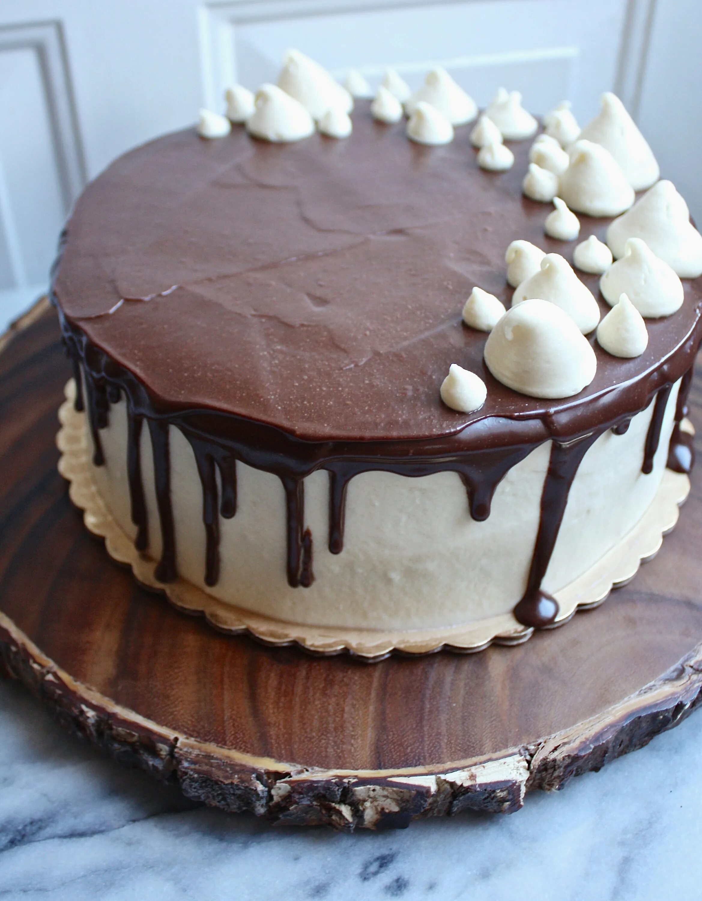 Покрытие торта белым шоколадом. Шоколадный крем чиз. Ганаш для торта шоколадный. Шоколадный торт с кремом чиз. Шоколадный торт с шоколадным ганашом.