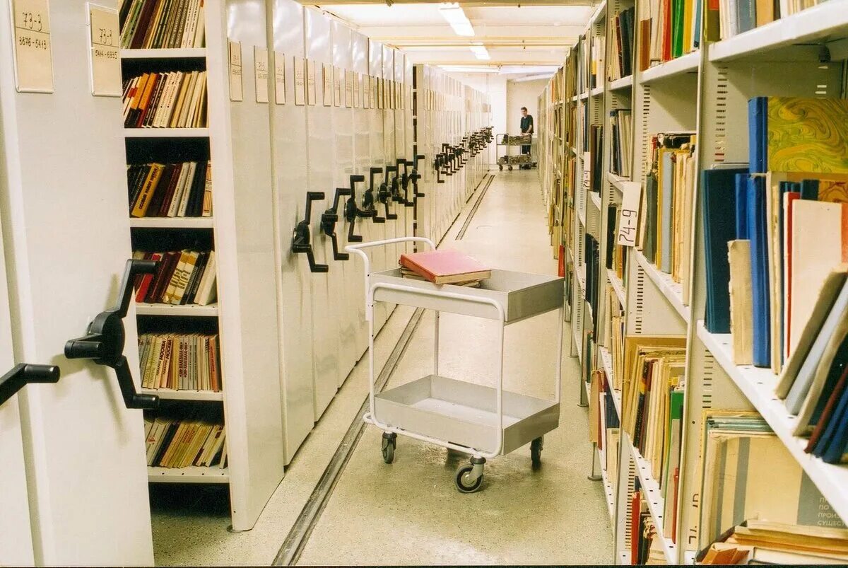 Передвижные стеллажи для библиотеки. Библиотека хранилище книг. Архив библиотеки. Оборудование для архива.