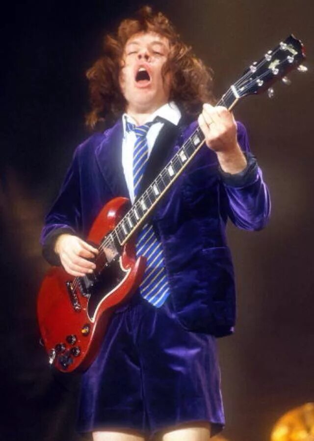 AC DC Angus young молодой. Angus young AC/DC гитара. Соло гитарист AC DC. AC DC Angus young 1990.