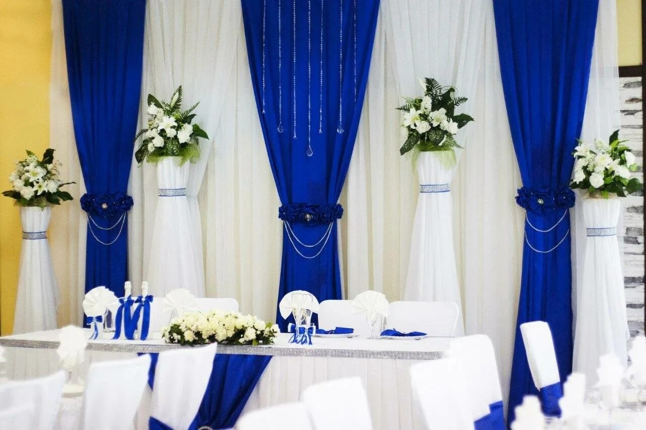 Украшение свадебного зала в синем цвете. Сине белый зал. Украшение свадебного стола синий. Гостиная в сине белых тонах. Украшение стола молодоженов в синем цвете.