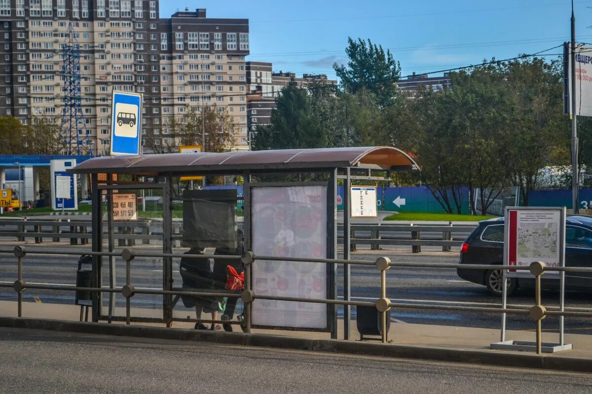 Остановка общественного транспорта в городе. Остановка общественного транспорта «метро улица Горчакова». Автобусная остановка «метро улица Горчакова». Автобусная остановка в Ясенево. Остановки в Москве.