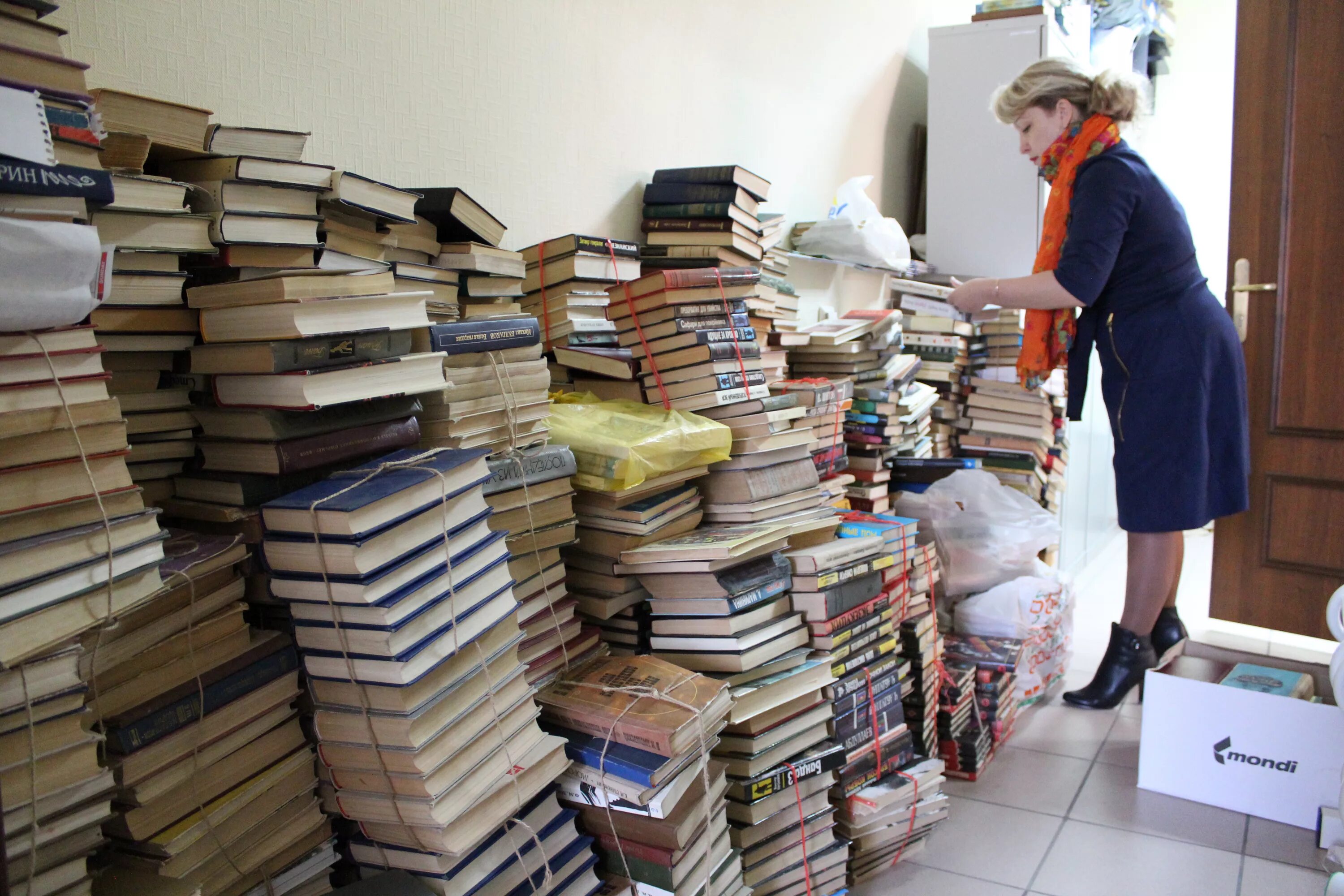 Продажа книг по всей россии. Книжки в библиотеке. Много книг. Сбор в библиотеке. Библиотечный фонд.