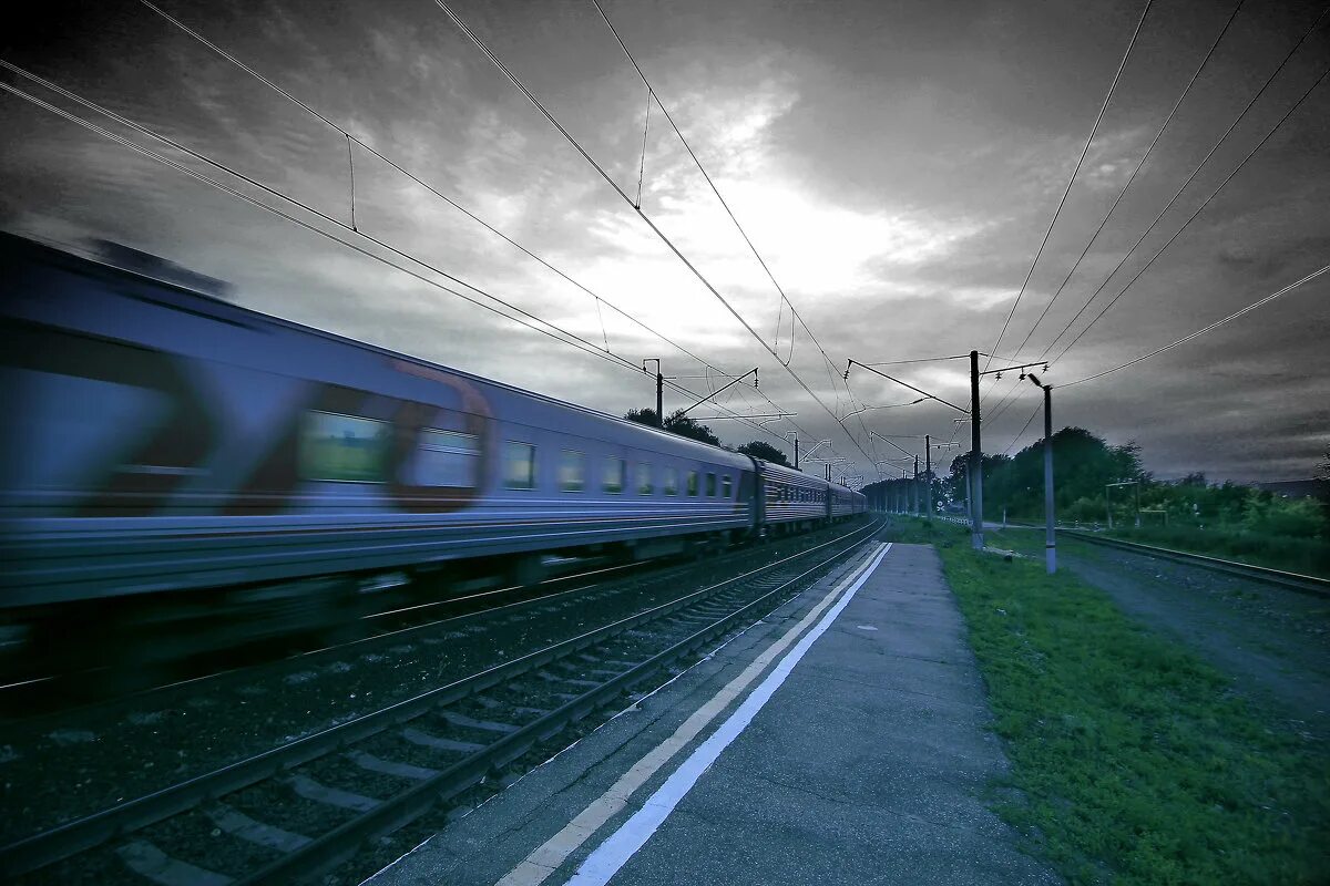 ржд ночью. поезд на вокзале. жд вокзал перон в казани.