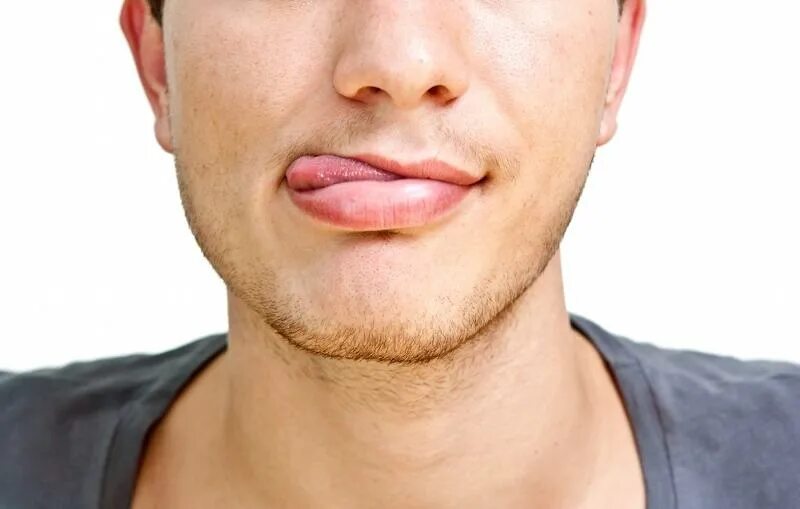 Облизывание губ. Женские губы. Облизывает губы. Девушка облизывается. Человек облизывает губы что значит.