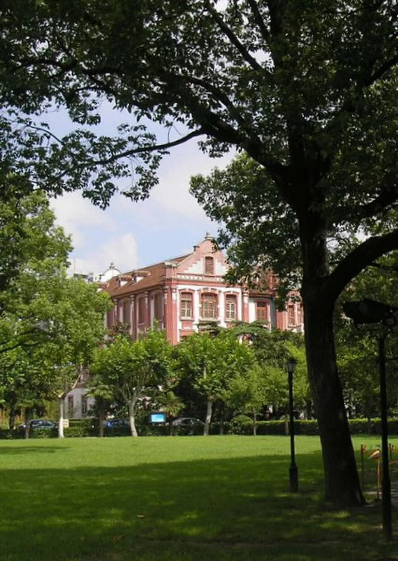 Шанхай университет. Shanghai Jiao Tong Üniversitesi. Shanghai Jiao Tong University logo. Shanghai Jiaotong Campus.