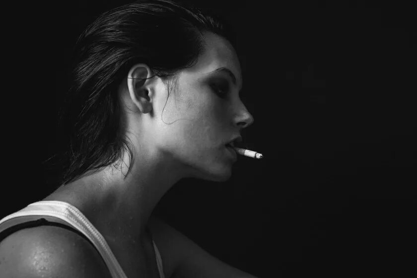 девушка с высунутым языком. черные губы улыбка. девушка с розой во рту. девушка с черным ртом. девушка с черным ртом.