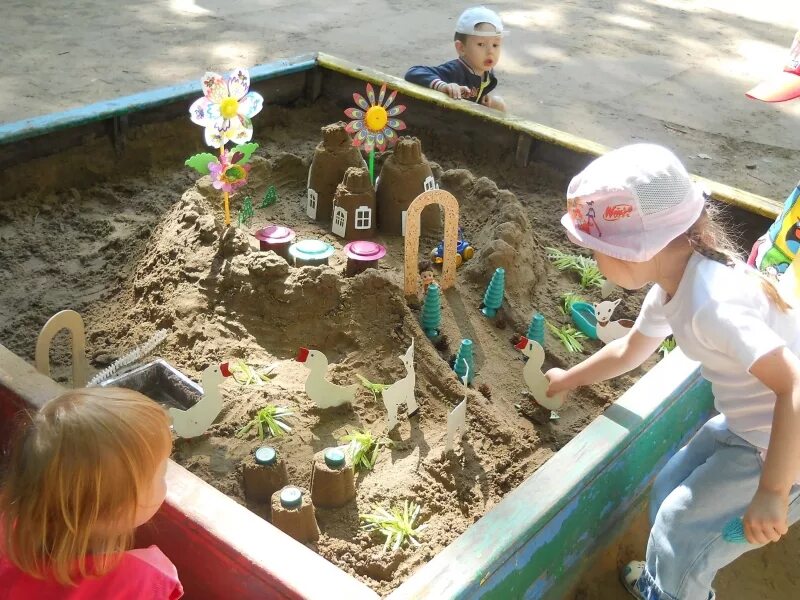 игры с природным материалом на прогулке. творческая деятельность ребенка с природным материалом. дети конструируют из природного материала в доу. конструирование из природного материала. игры с природными материалами для дошкольников.