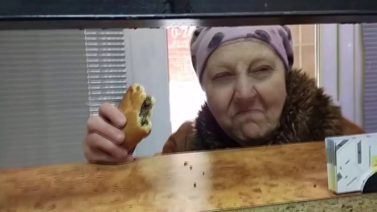 Бабка с пирожком в ломбарде. Бабка в магазине смешное.
