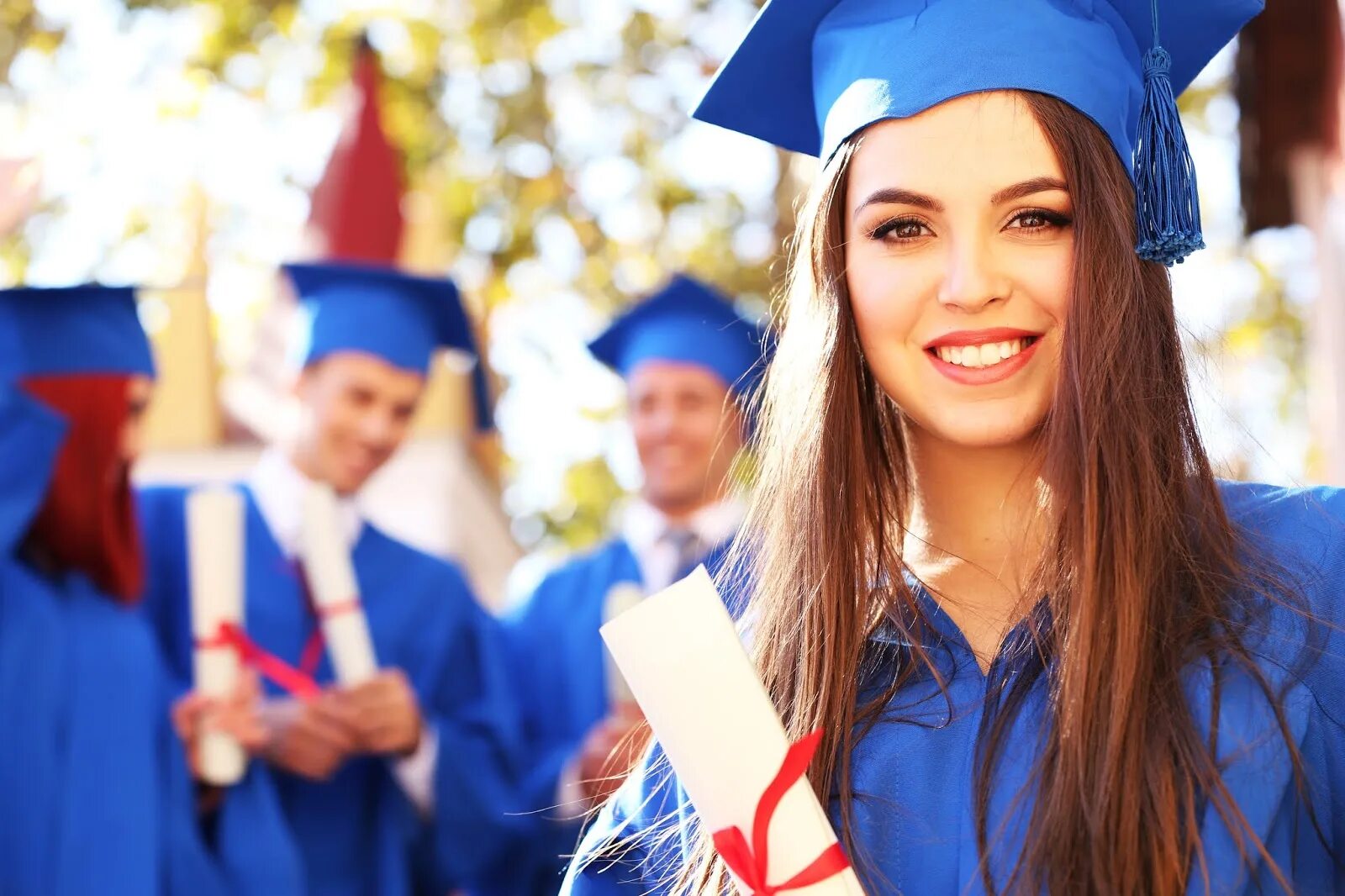 Graduating student is. Американские студентки. Шапочка выпускника. Шапочка студента. Студенты выпускники.