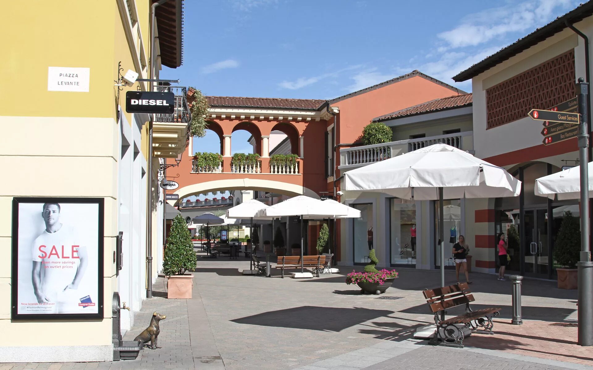 Serravalle outlet. Серравалле Скривия аутлет. Аутлет Серравалле в Сан Марино. Аутлет Серавали Серравалле.