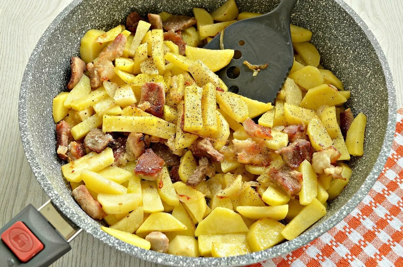 Как жарить картошку с мясом. Картошка с мясом. жареная картошка. картофель жареный с мясом. сковородка с картошкой.