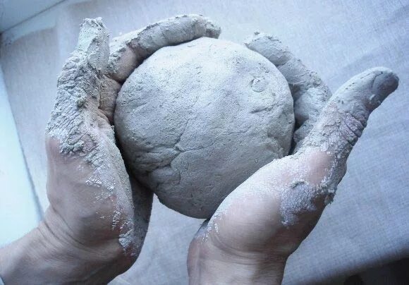 супесь песчанистая. мягкая глина. ваяльная глина. кимберлитовая глина голубая. глиняный комок.