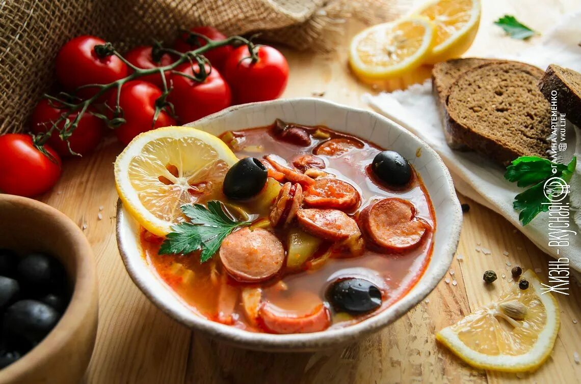 Рецепт солянки с колбасой и оливками. Солянка. солянка с колбасой. солянка из колбасы с маслинами. солянка с оливками и лимоном.