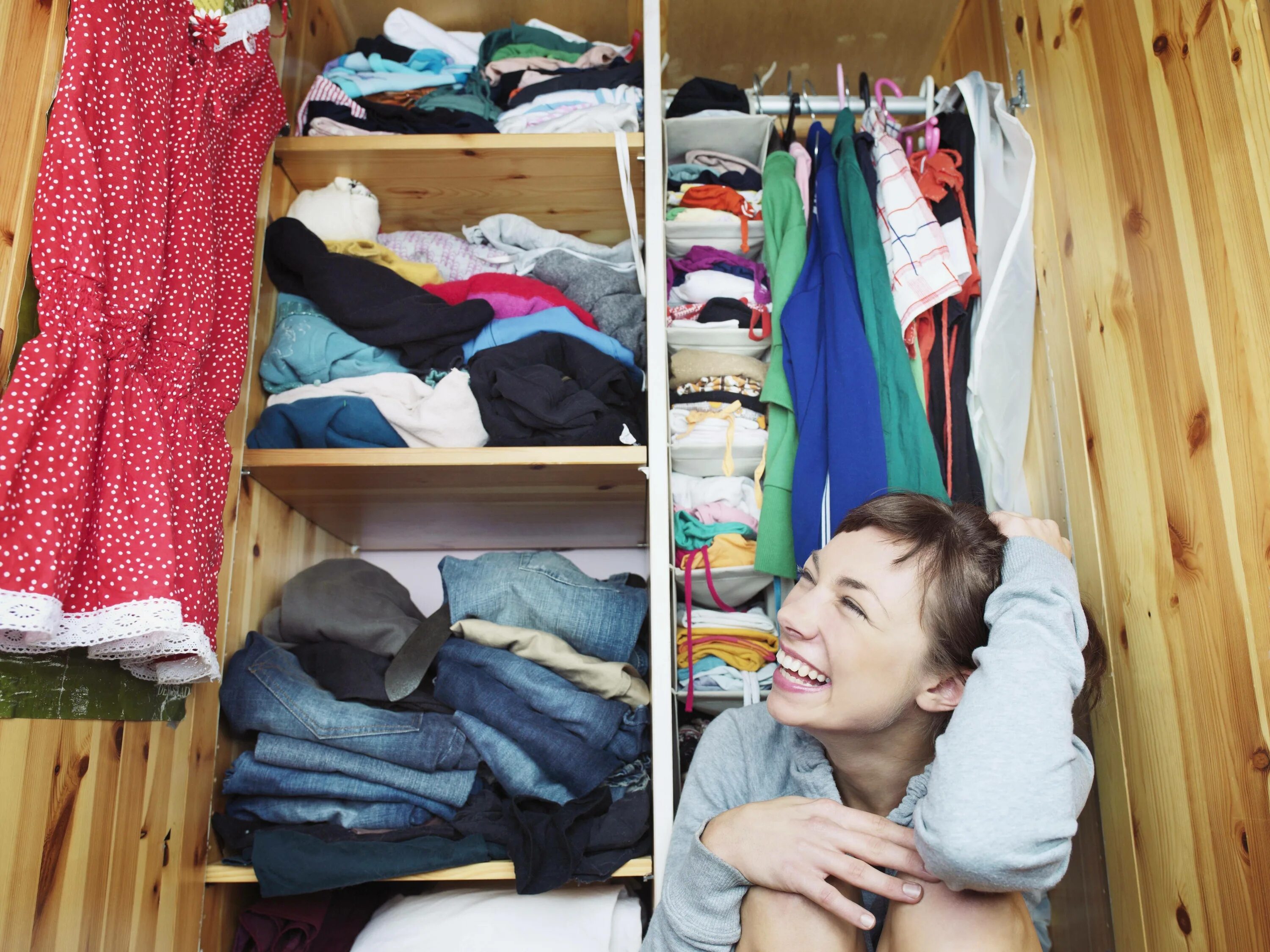 А также вещей и. Переполненный шкаф с одеждой. Хлам в шкафу. Женщина у шкафа с одеждой. Шкаф для одежды старый.