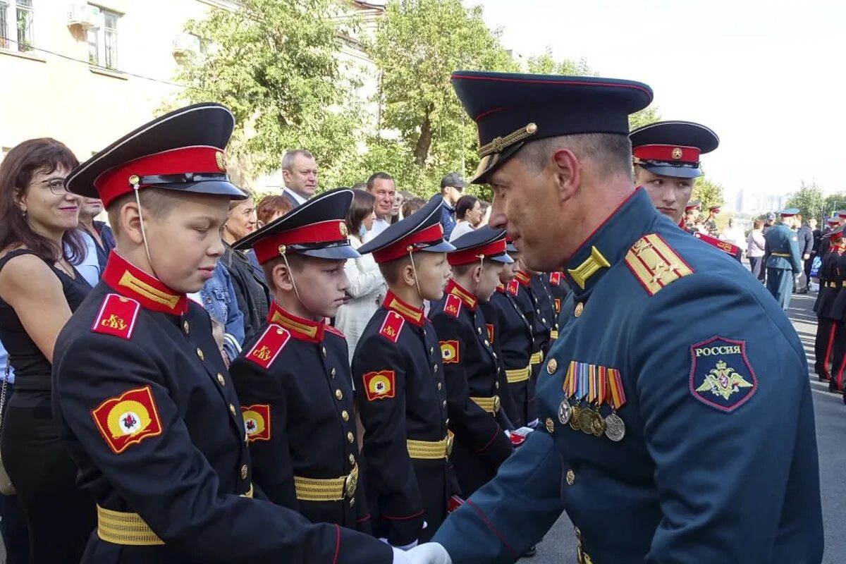 Сайт казанский суворовское училище. СВУ Казань. Казанское Суворовское военное училище. Казанское Суворовское военное училище 1 сентября вручение алых погон. Суворовский значок Казанское СВУ.