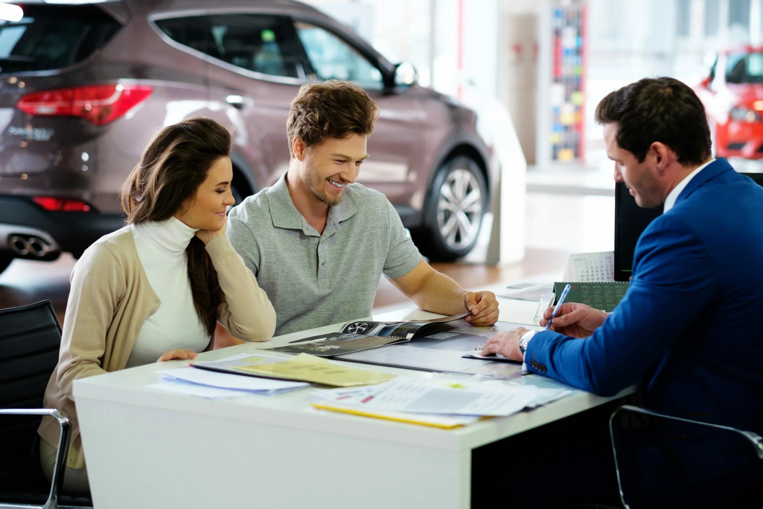 I will buy a new car. Автокредит. Покупатель машины. Покупатель в автосалоне. Передача авто клиенту.