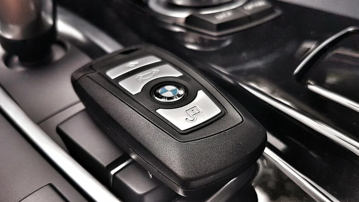 Bmw x5 ручка. BMW f10 Key. BMW 5 f10 ключ. Ключ от BMW f10. BMW 520 f10 ключ зажигания.