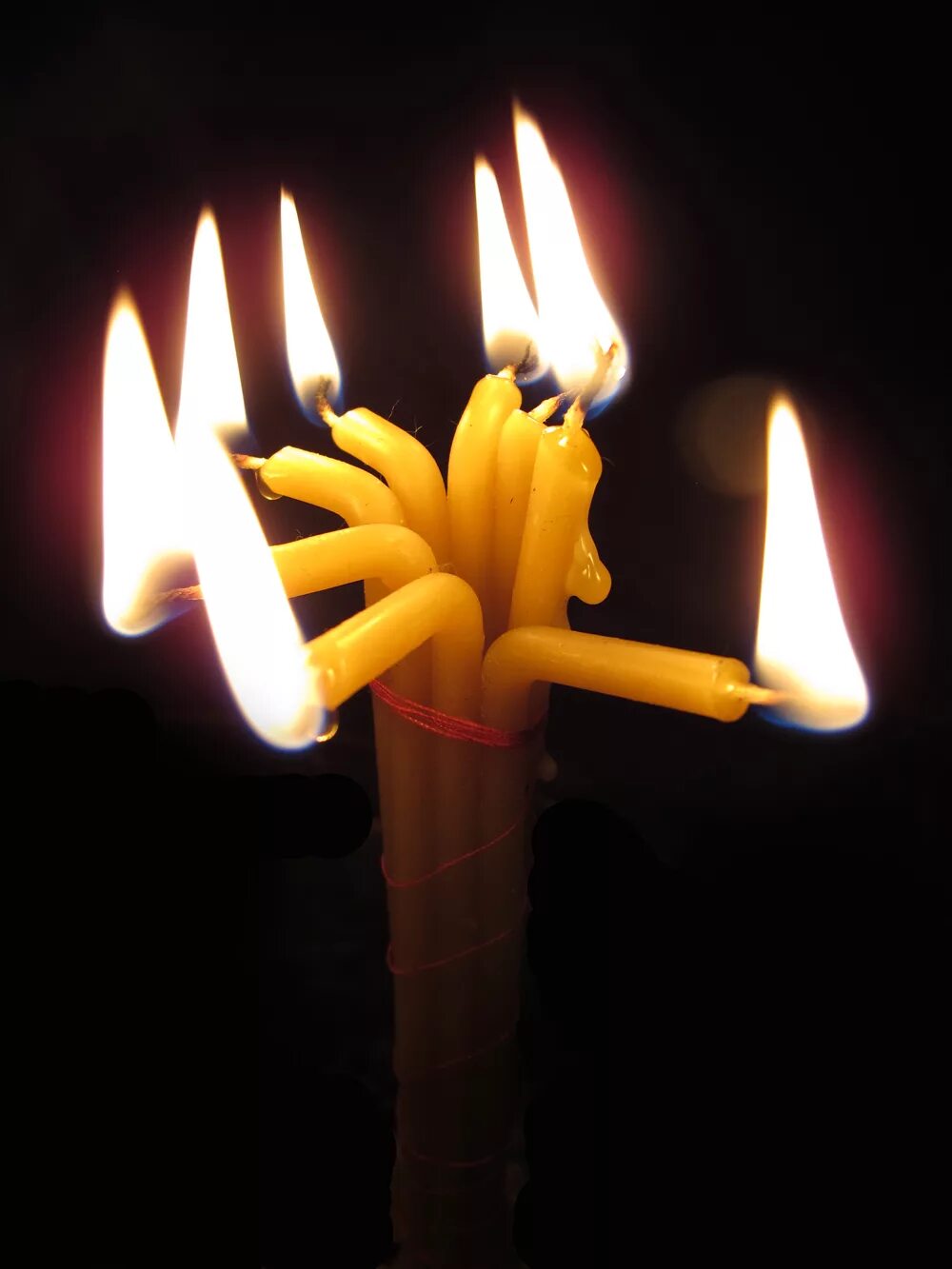 крученве свечи церковные. две свечи. скрученные свечи. свечи для магических обрядов. свечки скрученные.