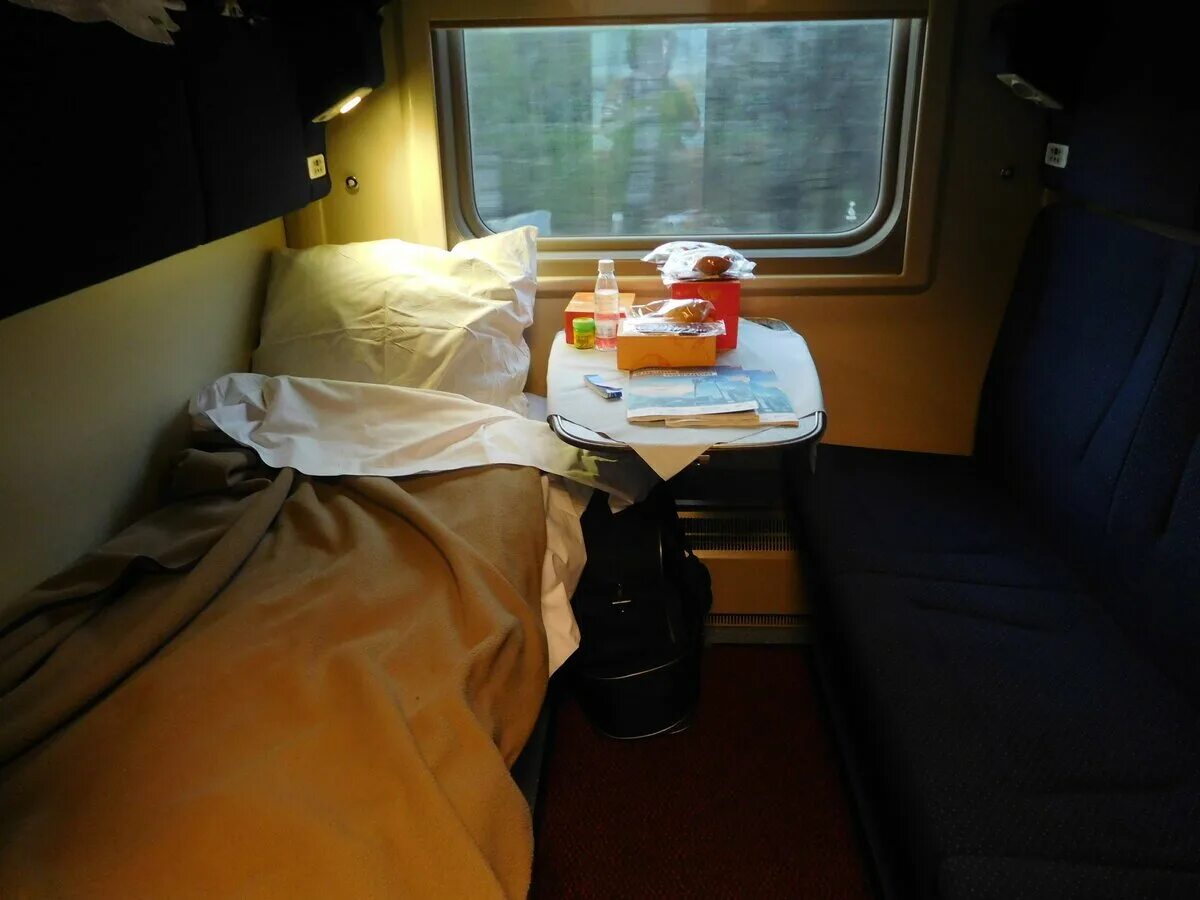 Москва орск плацкарт. Вагон плацкарт фирменный поезд волга. Холодильник в поезде плацкарт. Поезд 132у москва оренбург. Поезд оренбуржье.