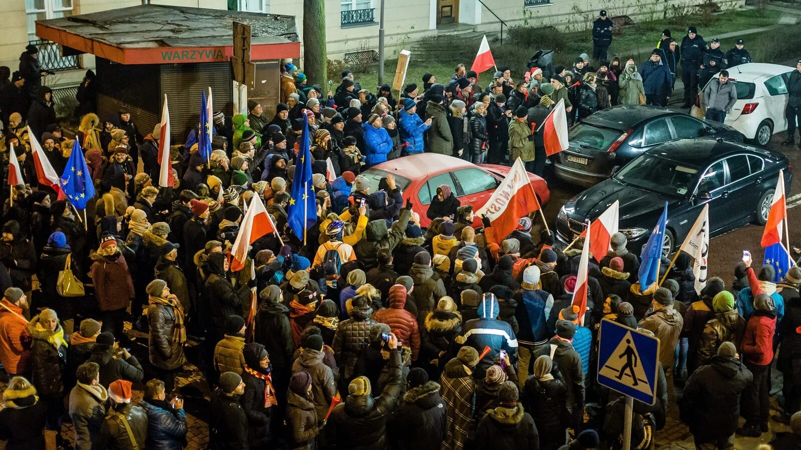 Митинг украинцев. Польша митинг против украинцев. Украинский митинг в Польше. Майдан в Варшаве. Польские протесты.