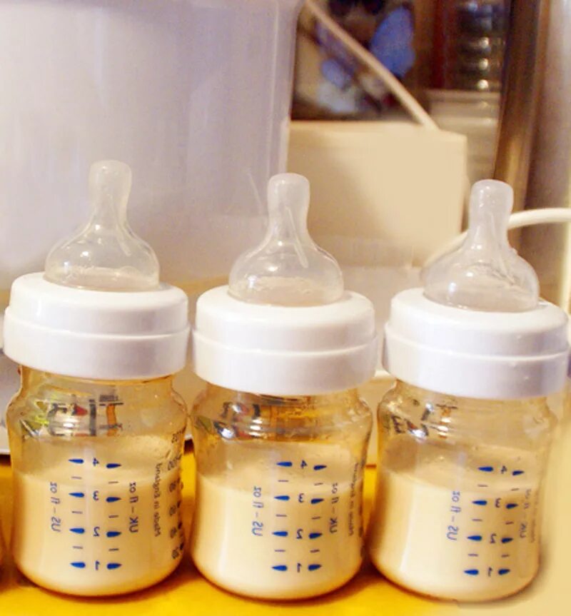 Детские смеси в бутылочке. Бутылочки для смеси для новорожденных. Бутылочка со смесью. Детское питание в бутылочках.