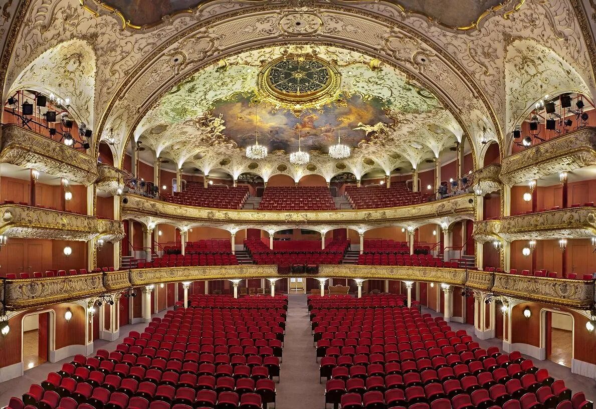 Опера какой год. Австрия оперный театр. Вена Австрия театр. Венская опера театр. Театр оперы в Вене.