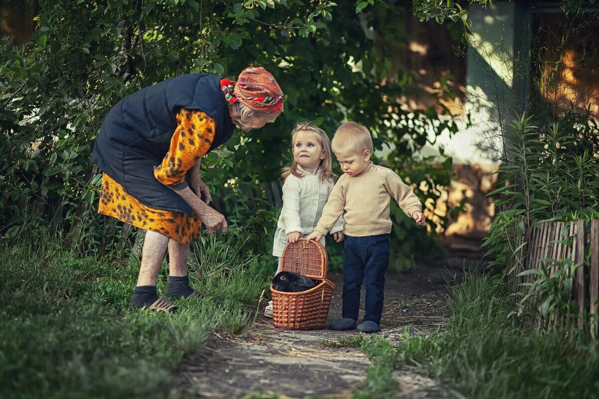 К бабушке в деревню привезли. К бабушке в деревню отвезли на лето. Бабушка с ведром. Бабка с ведрами. Деревенское.
