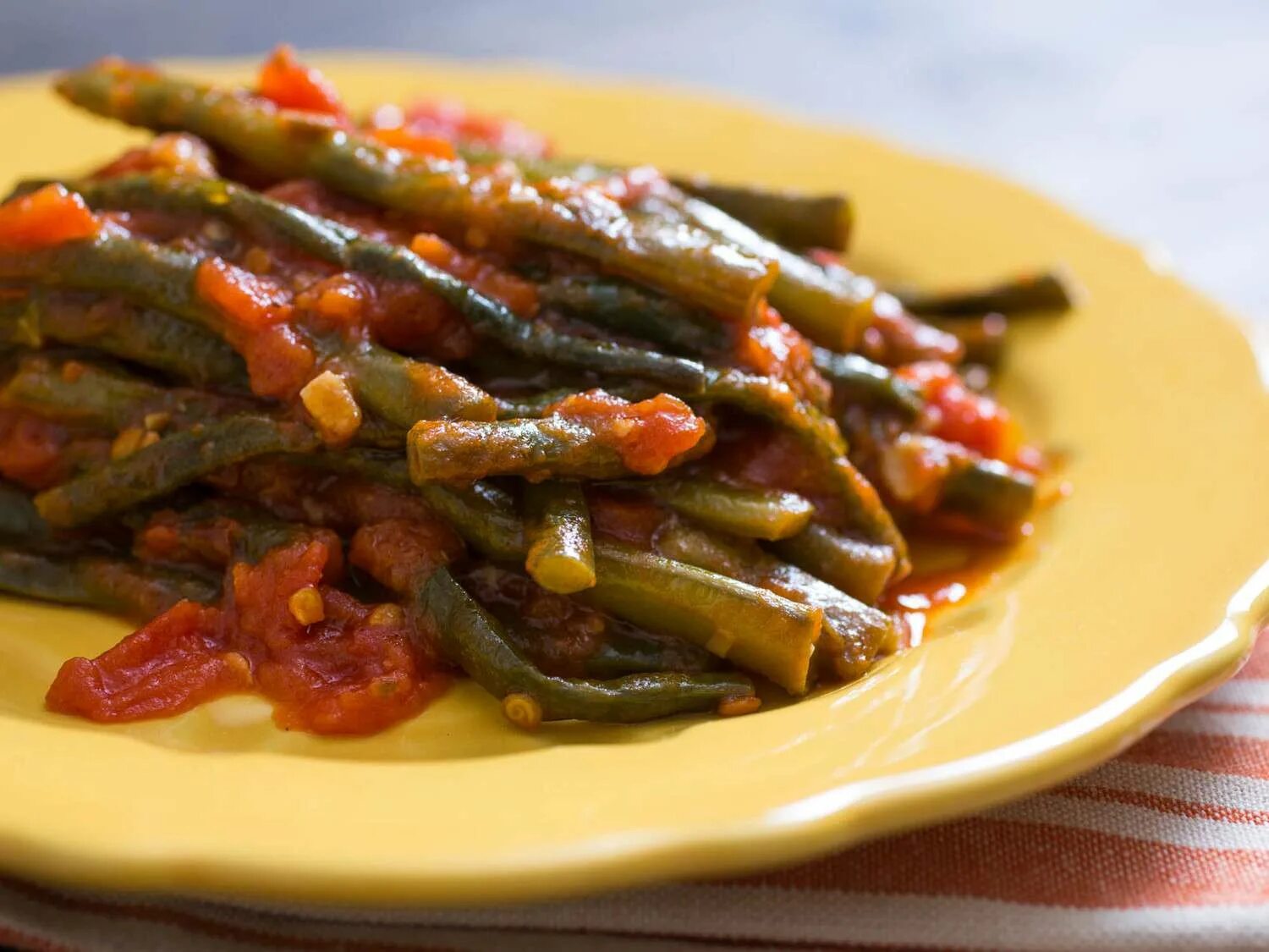 Стручковая фасоль с овощами на сковороде. Тушеная стручковая фасоль. спаржевая фасоль тушеная. тушеная стручковая фасоль с овощами. фасоль спаржевая, тушеная с овощами.