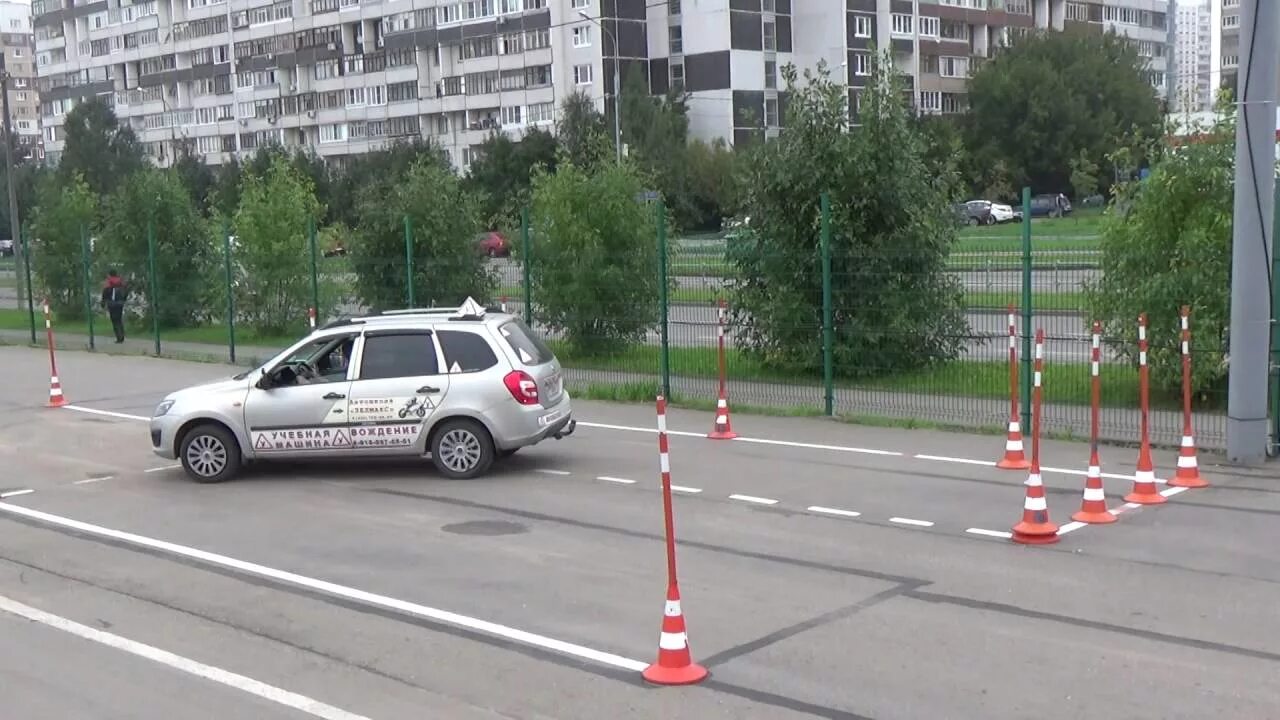 Экзамен в гибдд казань. Параллельная парковка экзамен ГИБДД. Экзамен ГИБДД площадка параллельная парковка. Площадка ГАИ Зеленоград. Экзамен в ГИБДД Зеленоград.