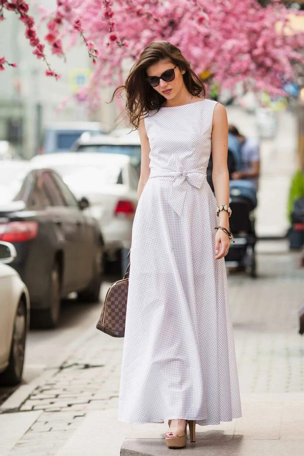 Длинные простые платья. Платье летнее длинное. Шикарные летние платья. Платья летниее длинное. Стильное белое летнее платье.