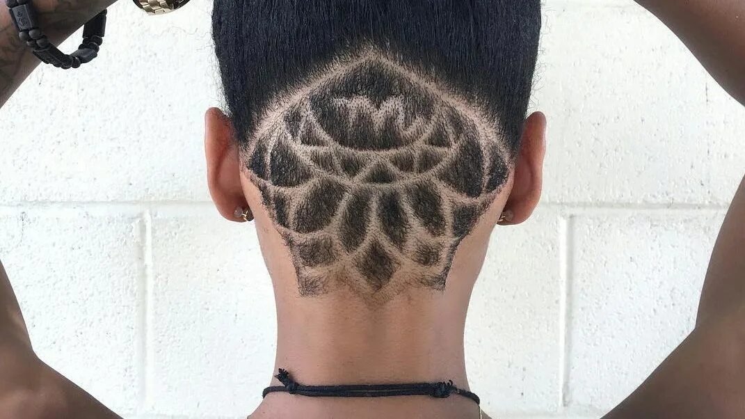 Фигурный затылок стрижка. Волосы на затылке у мужчин. Рисунок на затылке. Hair Tattoo на затылке.