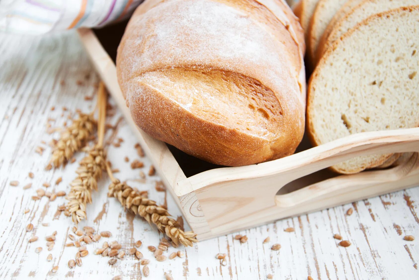 Красивый хлеб. Аппетитный хлеб. Хлеб на деревянном фоне. Хлеб на столе.