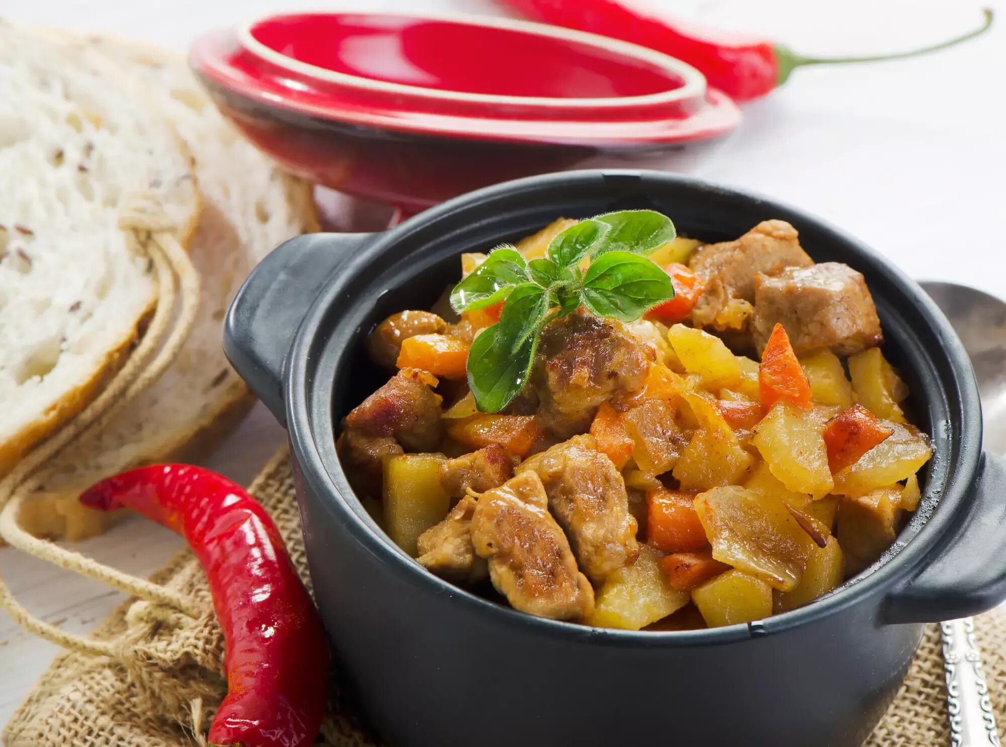 картофель запеченный с грибами. гарбузок суп. жаркое из говядины в горшочках. жаркое в горшочках с курицей. блюда в тыквенном горшочке.