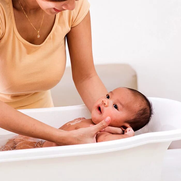 Позы для купания новорожденного. Ванна для подмывания грудного ребенка. Купание новорожденного ребенка техника. Купание новорожденного видео