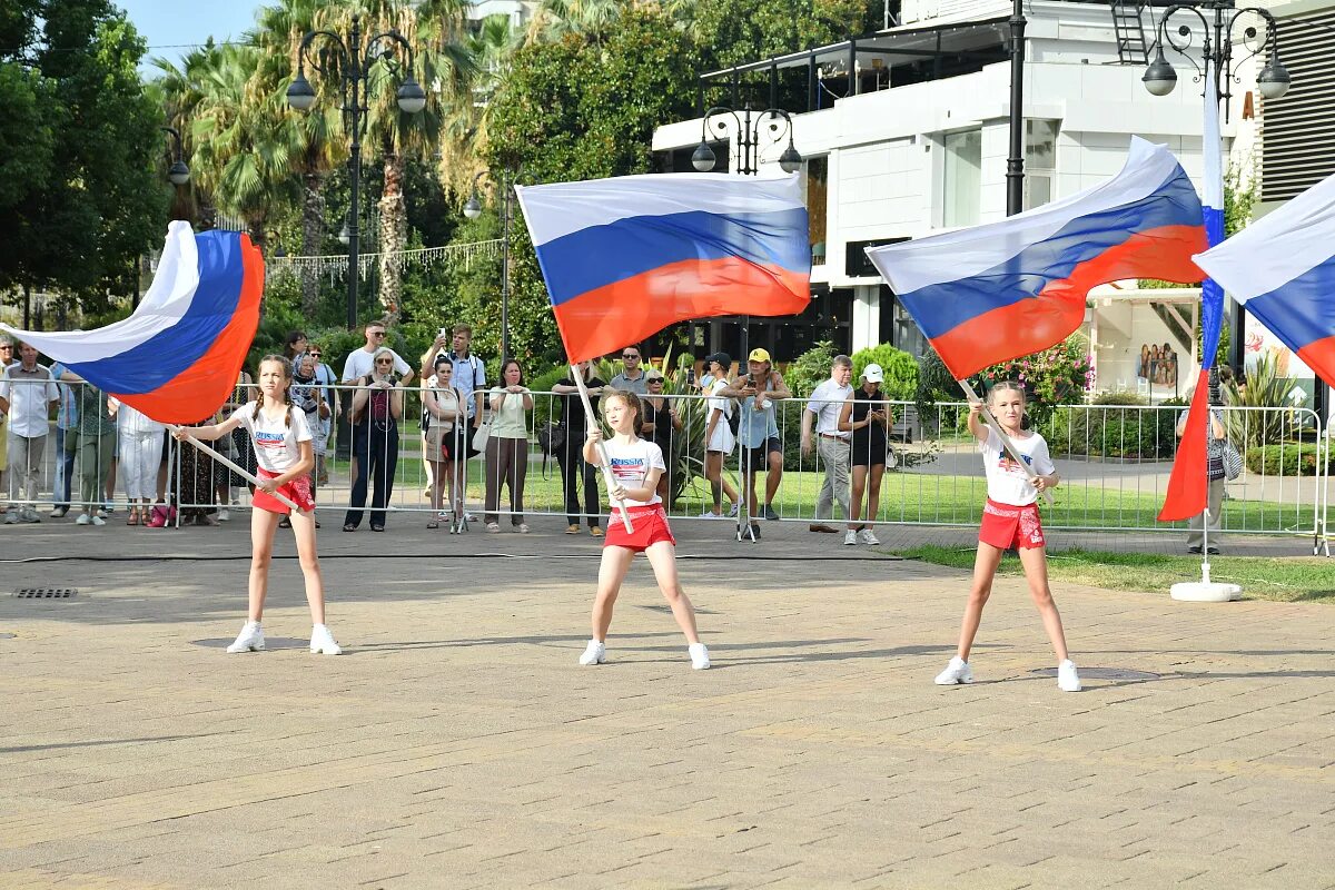 В рамках празднования дня российского флага. В рамках празднования дня российского флага. Российский флаг фото. Сочи 9 мая площадь флага. День российского флага празднование.