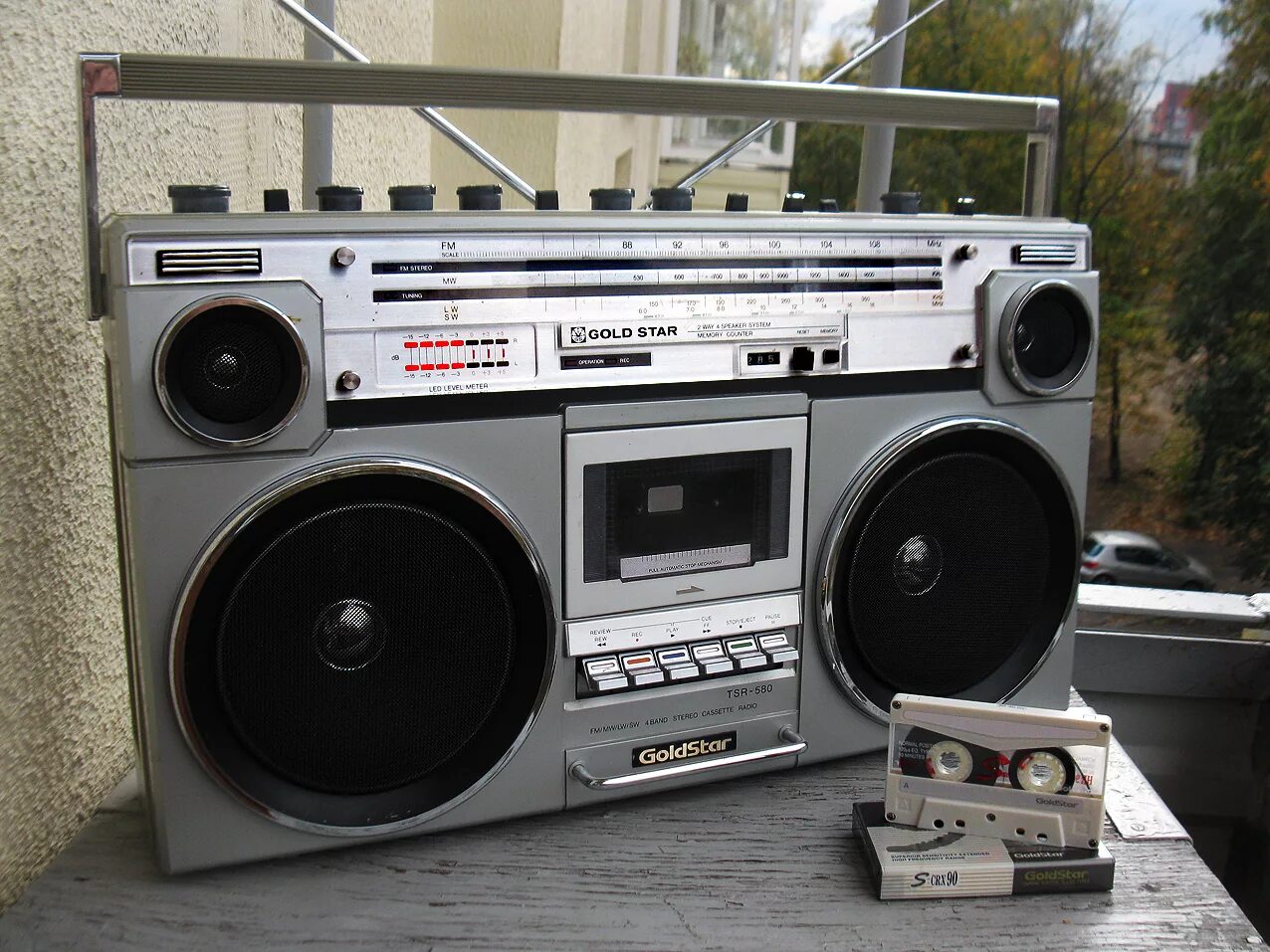 Новые кассетные магнитофоны. Магнитофон Голдстар 2 кассетный. Двухкассетный магнитофон GOLDSTAR. Магнитофон в 90х Голд Стар. Магнитола из 90-х.