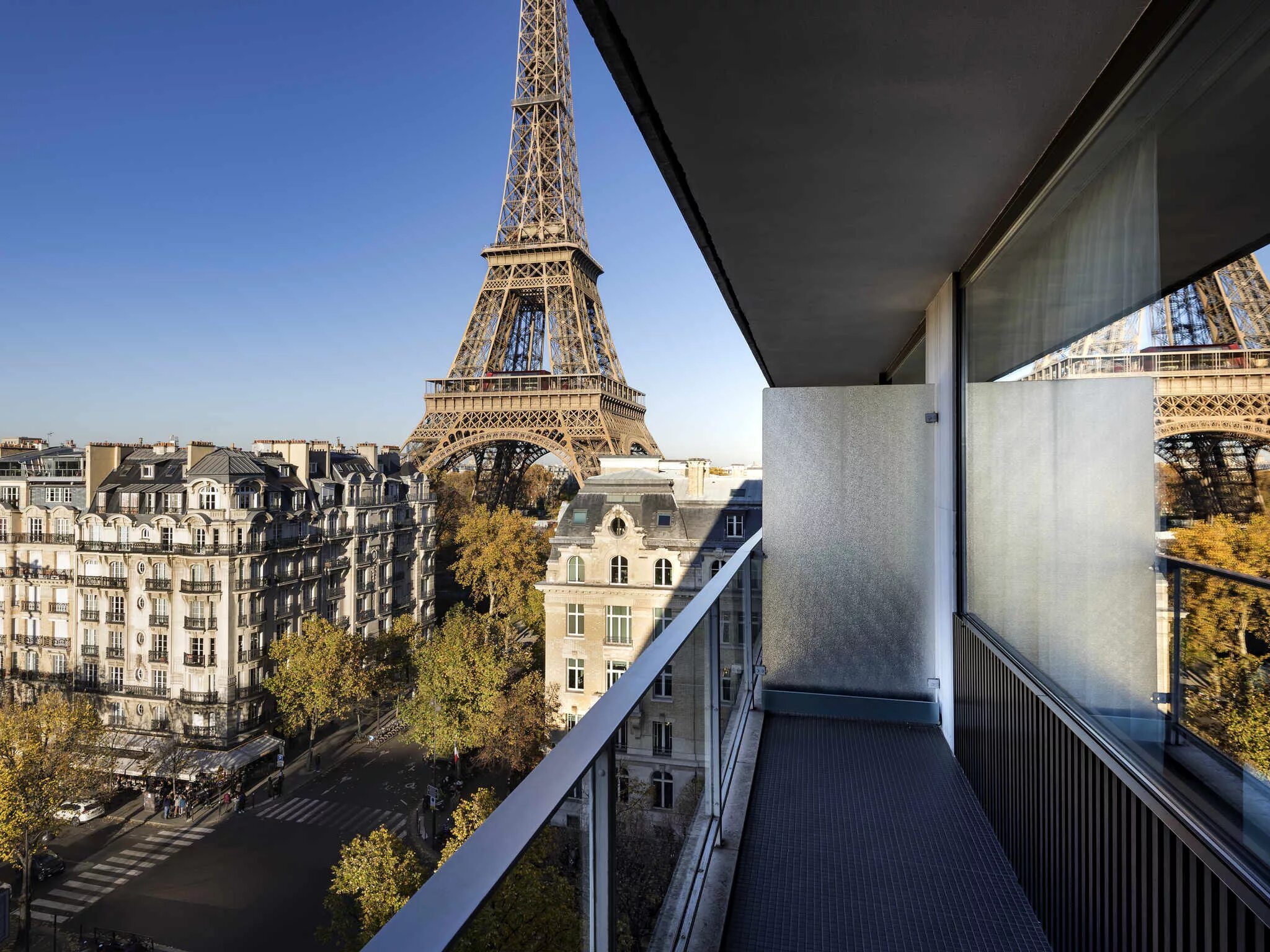 Вид на париж с эйфелевой башни. Отель Pullman Paris Tour Eiffel. Париж отель Пульман. Отель Париж и Эйфелева башня.. Отель в Париже с видом на Эйфелеву башню.